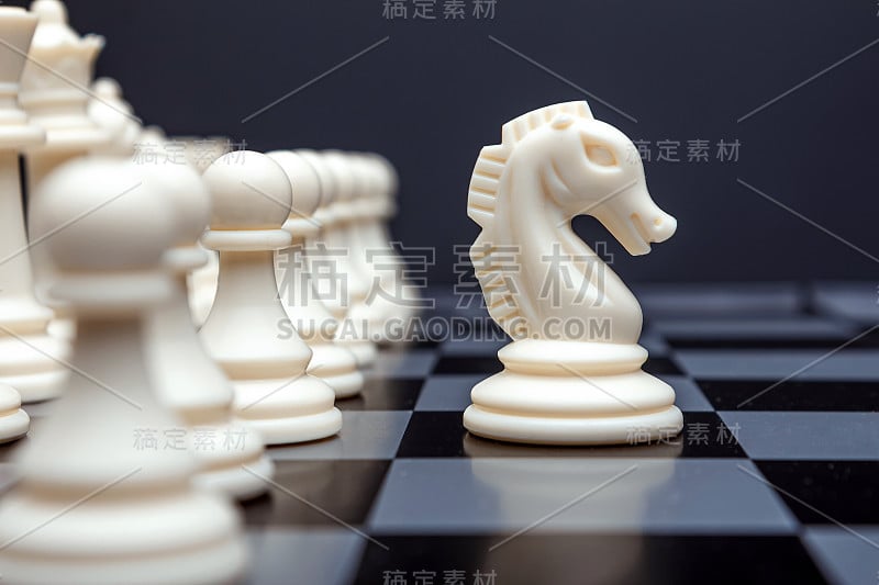 棋盘上的棋子，骑士移动，游戏。对抗、事业、竞争、创业的理念。