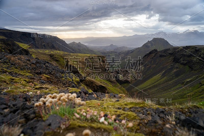 在Thorsmork附近的Fimmvorduhals徒步旅行步道上，峡谷和山顶在戏剧性和多彩的日落