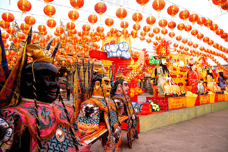 传统的红灯笼和女神灯在晚上在中国新年元宵节庆祝活动。