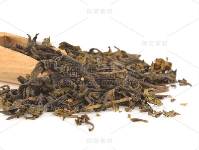 用木勺舀干绿茶叶子