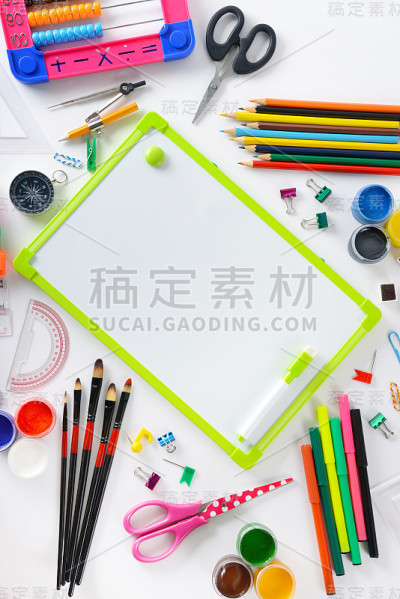 学校用品上有一个白色的小挂图。