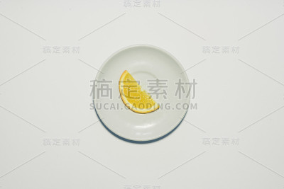 最小橙色切片背景。水果放在白色的盘子里。