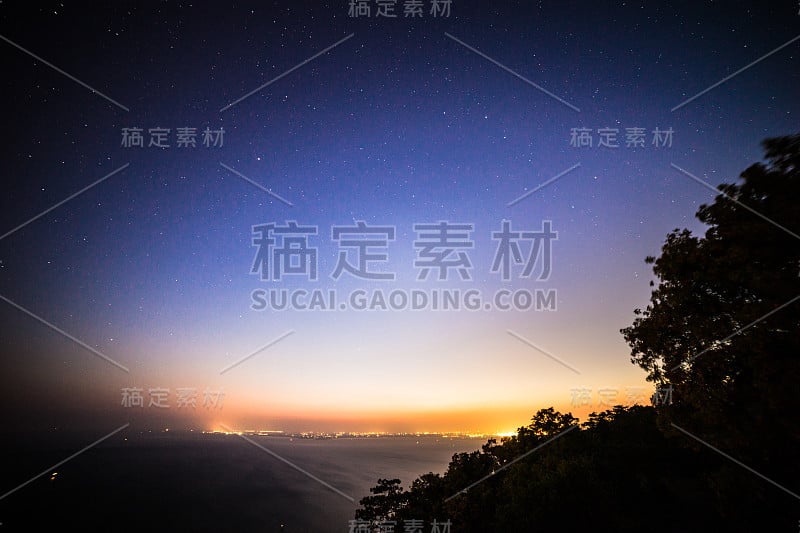 里雅斯特海湾上的星星