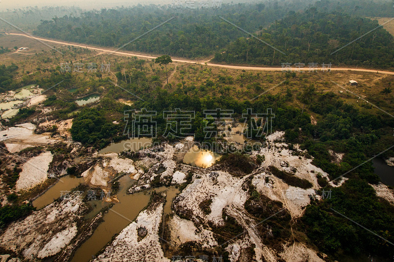 非法采矿导致了门克拉尼奥蒂土著土地附近亚马逊雨林的森林砍伐和河流污染。——帕拉、巴西