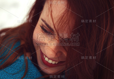 微笑美丽的女人有乐趣