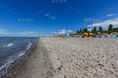 波罗的海普尔岛海滩的风景和沙滩椅