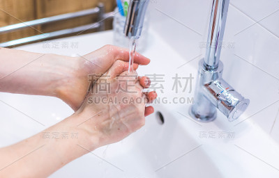 在流感或冠状病毒季节洗手。卫生预防。