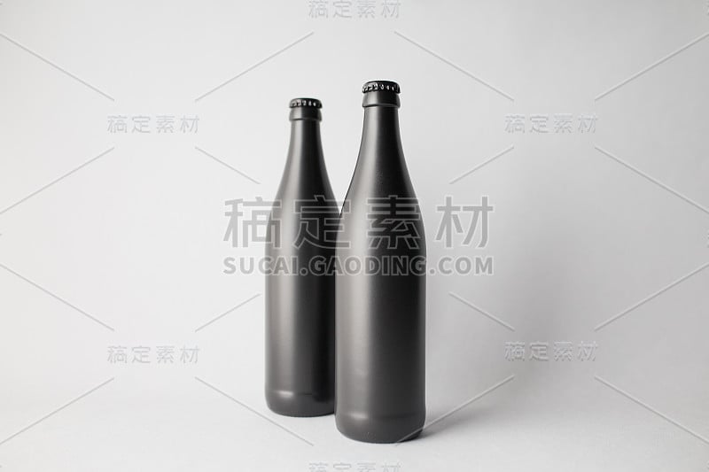 现场有两个啤酒瓶，模型。