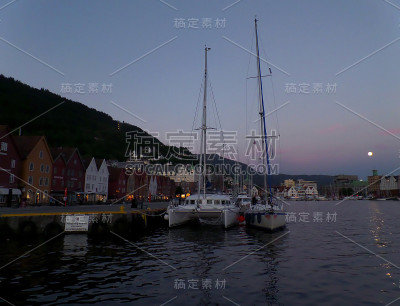 布里根，历史悠久的卑尔根港区在满月之夜，霍达兰县，挪威