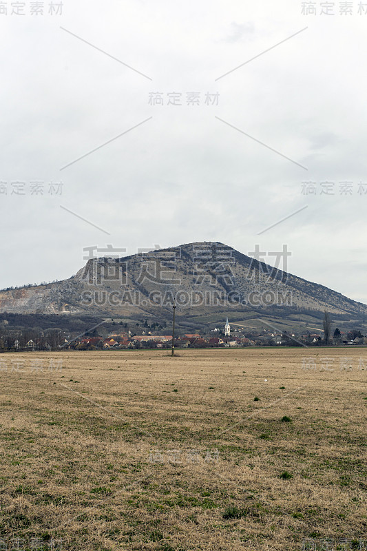 从匈牙利南部看，萨索姆廖山和Nagyharsany村。