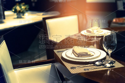 近距离照片的空杯子在餐厅。模糊的背景。