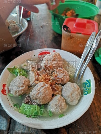 享用美味的肉丸