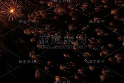 美丽多彩的节日烟花在晚上的天空