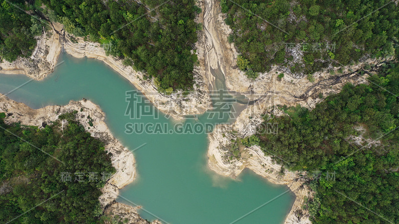 高空俯瞰格拉霍沃湖。美丽的黑山自然景观。翡翠水格拉霍夫斯科Jezero。沙滩和石头海岸。湖的周围是一