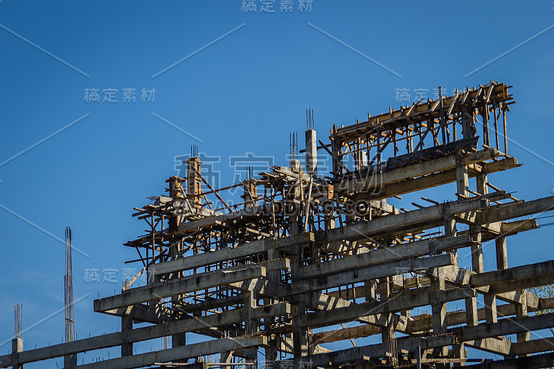 在蓝天背景下建设中的佛寺。