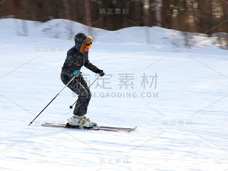 年轻女子滑雪