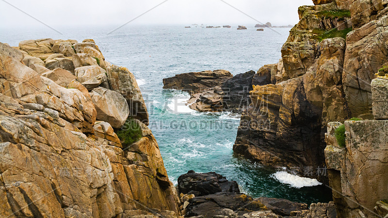 英吉利海峡高夫湾岸边的岩石