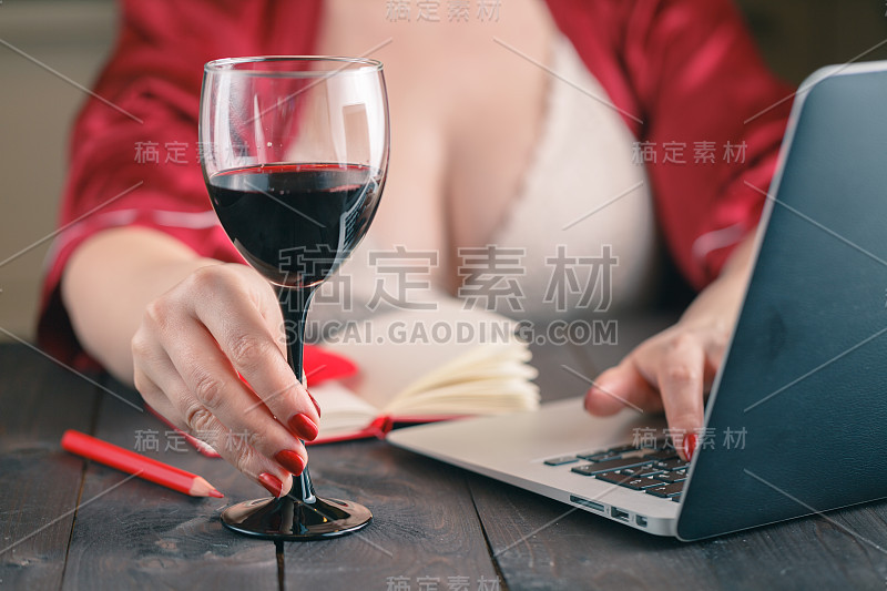 女人在社交网络上聊天