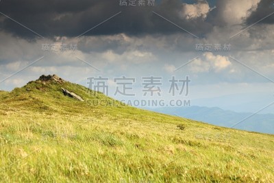 大自然。夏季青山景观