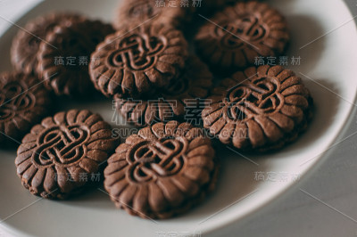 近距离拍摄的巧克力片饼干