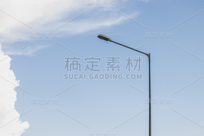 街道户外高灯灯铁柱基础设施对象墙纸图案概念上空的蓝天背景，复制空间