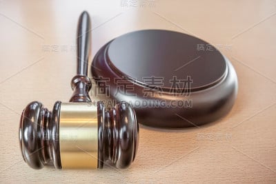 法官的木槌放在桌子上