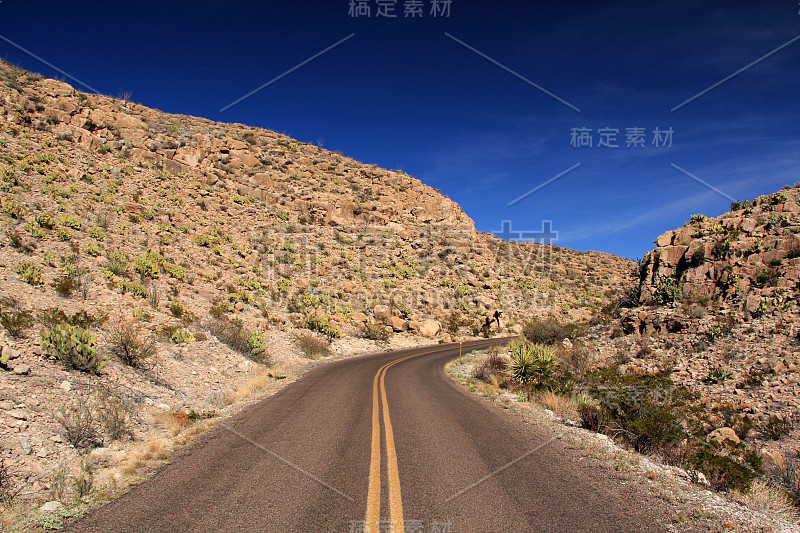 风景优美的荒漠公路上