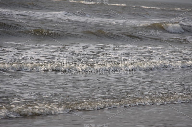 从低的角度看海浪。