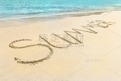 夏日的文字写在沙滩上。