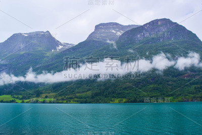 美丽的Oldevatnet冰湖和雾蒙蒙的山脉景观。挪威。
