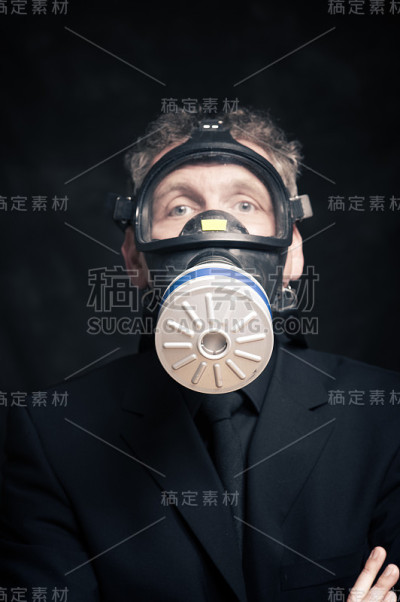 一个戴着防毒面具的商人。