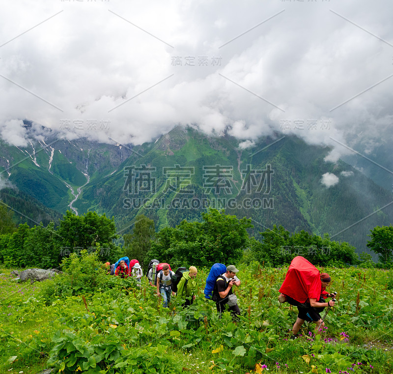 年轻的徒步旅行者在斯瓦内提徒步旅行