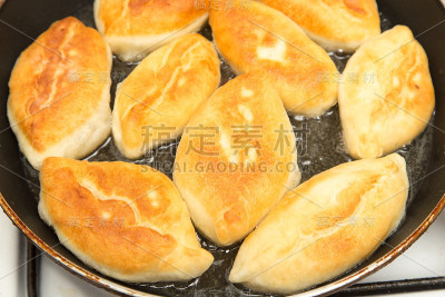 在煎锅里的食物馅饼