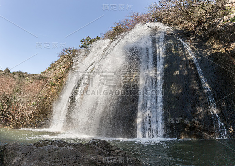 Ayun瀑布从山上的裂缝中流出，位于以色列北部加利利的快速、浅、冷的山区Ayun河的延续