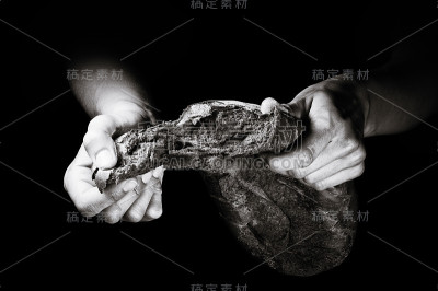 黑色背景上的新鲜烤面包。