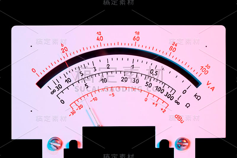 在黑色背景上刻度模拟万用表