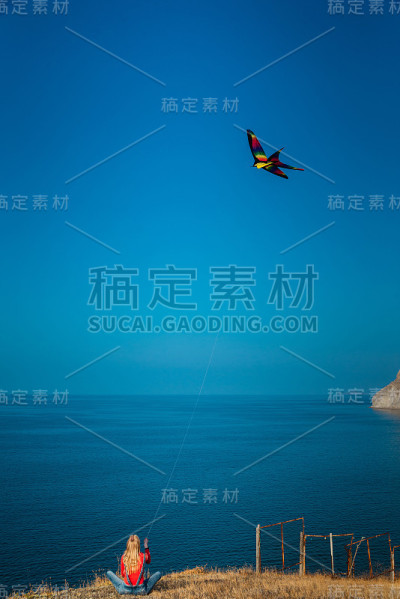 女孩在玩风筝