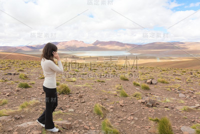 打电话的女人