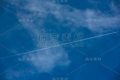 天空中飞机的痕迹
