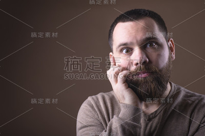 一名男子在摄影棚里扮鬼脸