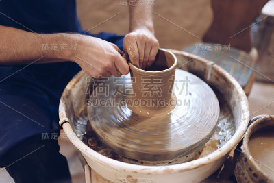陶工在陶工转盘上做花瓶