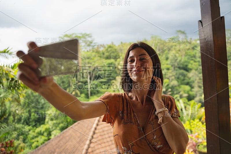 积极高兴的黑发女孩拍摄她的视频博客