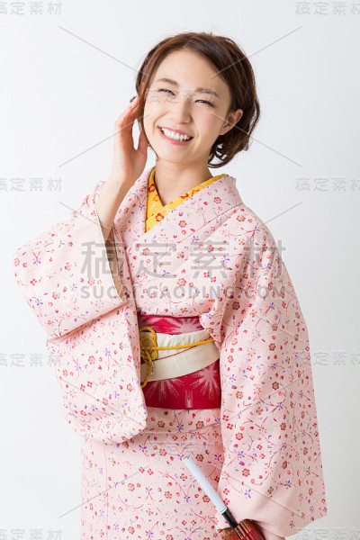 穿着和服的妇女，拿着合拢的伞