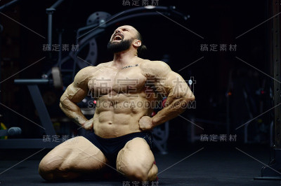 健美运动员锻炼肌肉