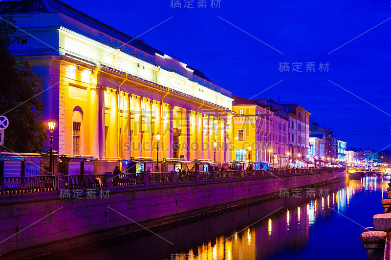 教堂附近美丽的格里博耶多夫运河夜景