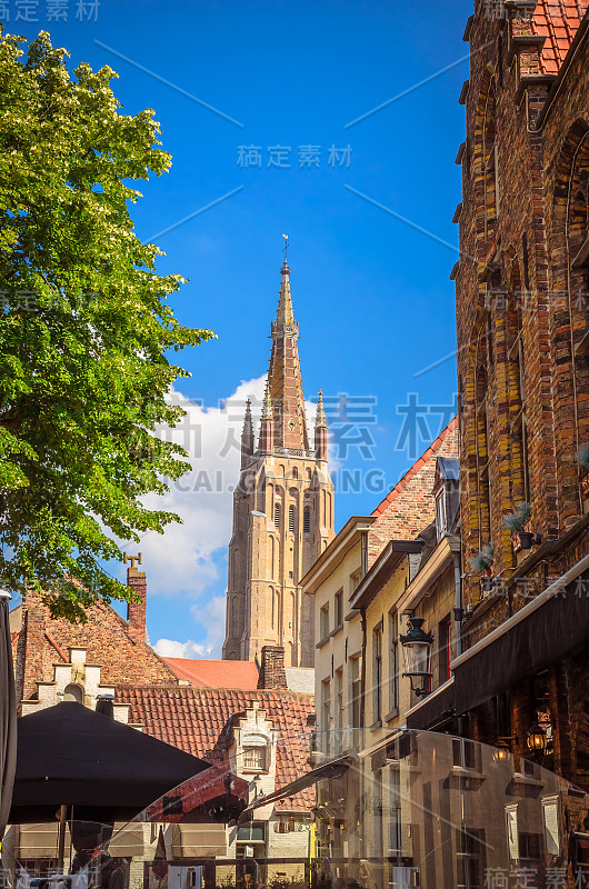 圣母教堂和比利时布鲁日(Brugge)的传统狭窄街道