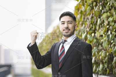 商人举起他的拳头