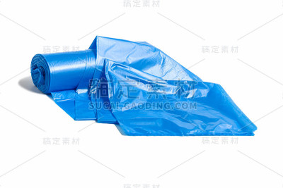 白色背景上孤立的蓝色塑料垃圾袋。