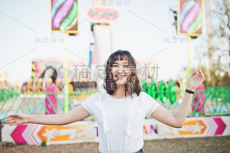 美丽的亚洲女孩在游乐场，微笑着