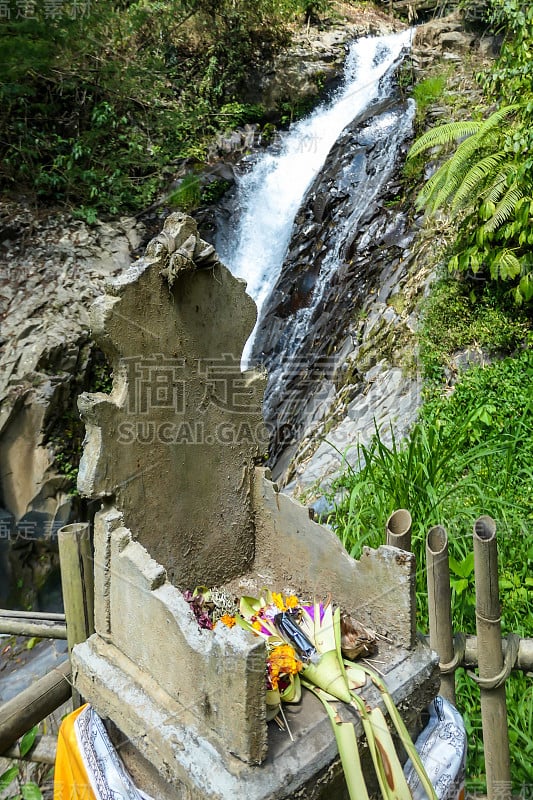 巴厘岛-一个后面有吉特吉特双瀑布的小祭坛